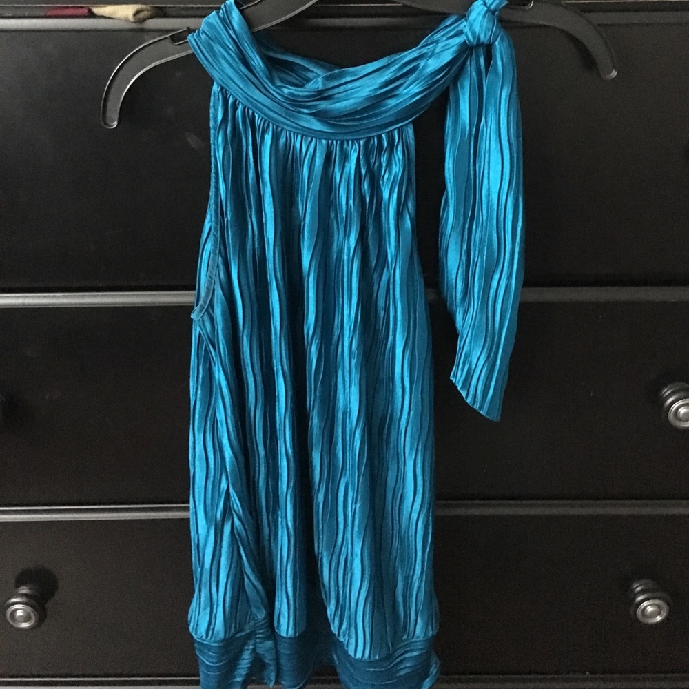 Sleeveless teal shirt