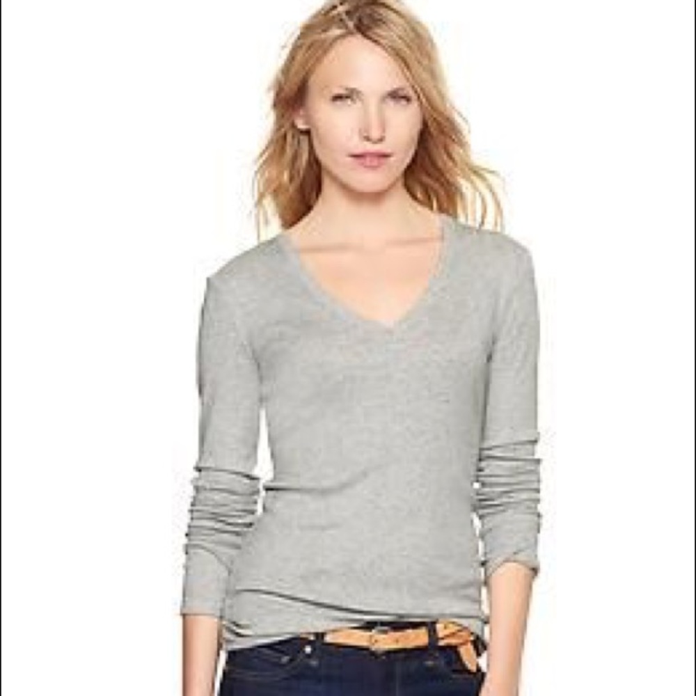 Long sleeved v neck gray tshirt