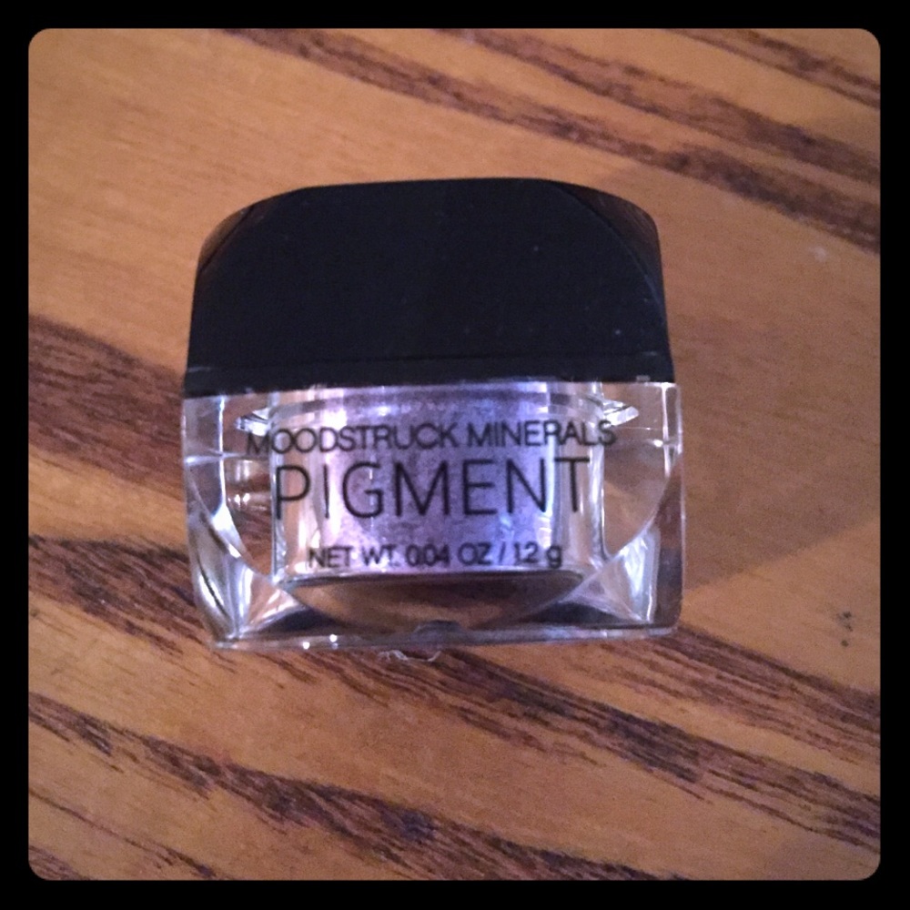 Younique Regal pigment powder