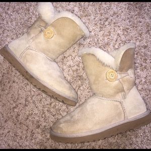 USED/MUST SELL Sand Bailey Button Uggs