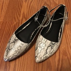 Faux Snake skin flats!