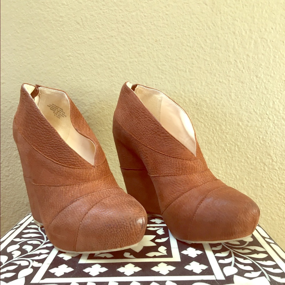 Anthropologists Carapace Wedges.  Size 6.5.