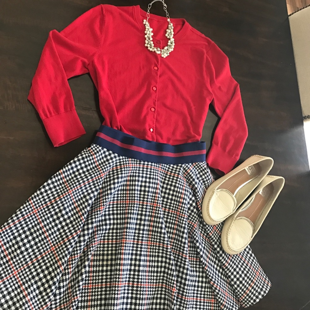 Gorgeous navy and white plaid skirt!!