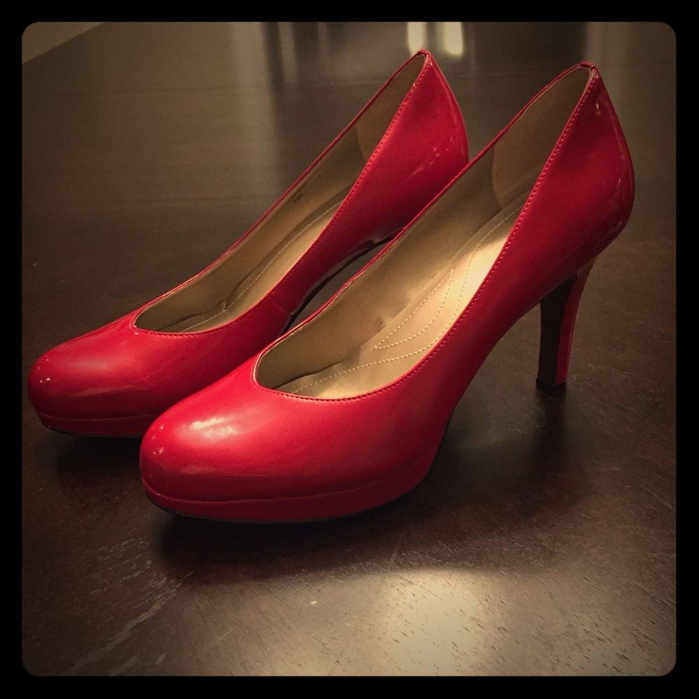 Red Tahari pumps like new