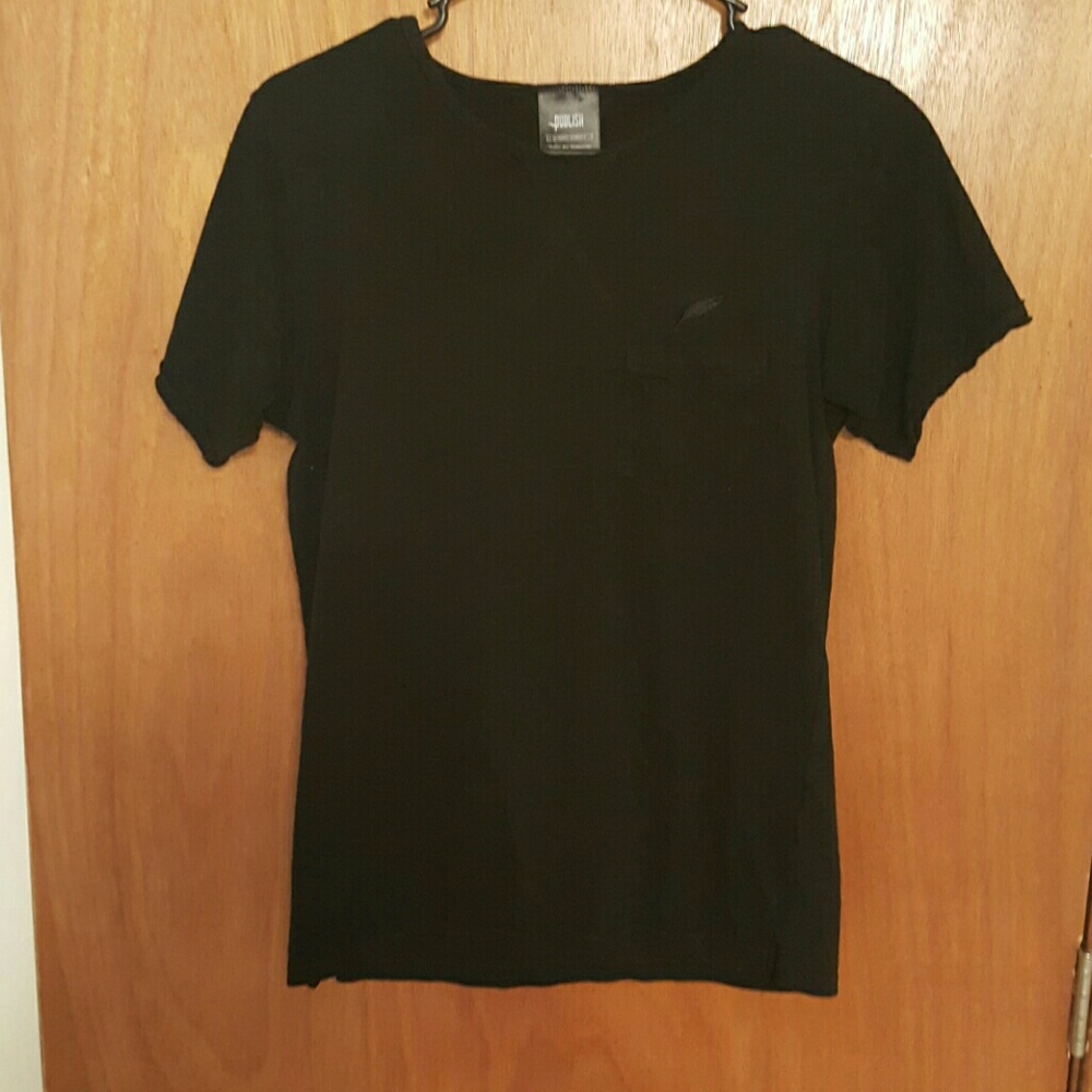 Black pocket tee