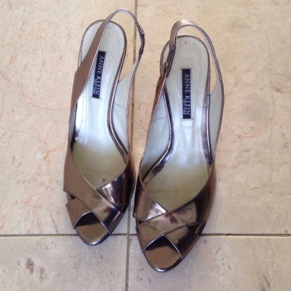 ♦️SOLD♦️— Fabulous Anne Klein Metallic Shoes Made in Italy