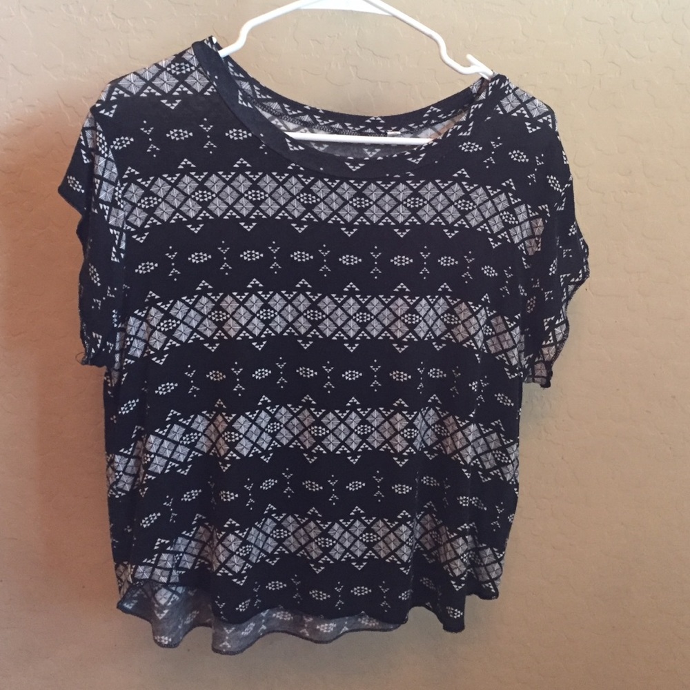 Nollie black tee w/ white triangle, diamond design