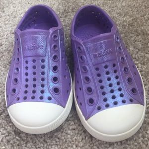 Native toddler size 5 purple (with shimmer) shoes.