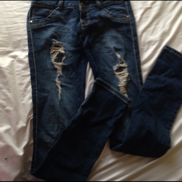 Distressed Jeans with detailing - Picture 3 of 6