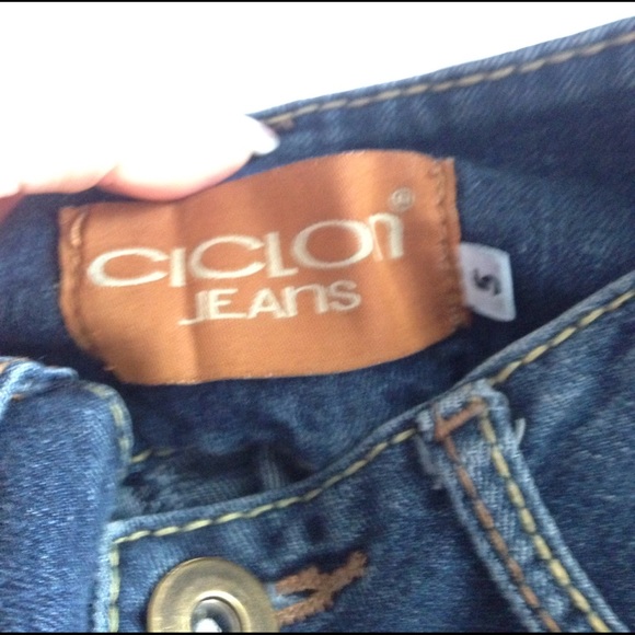 Distressed Jeans with detailing - Picture 4 of 6