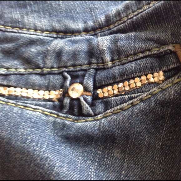 Distressed Jeans with detailing - Picture 5 of 6
