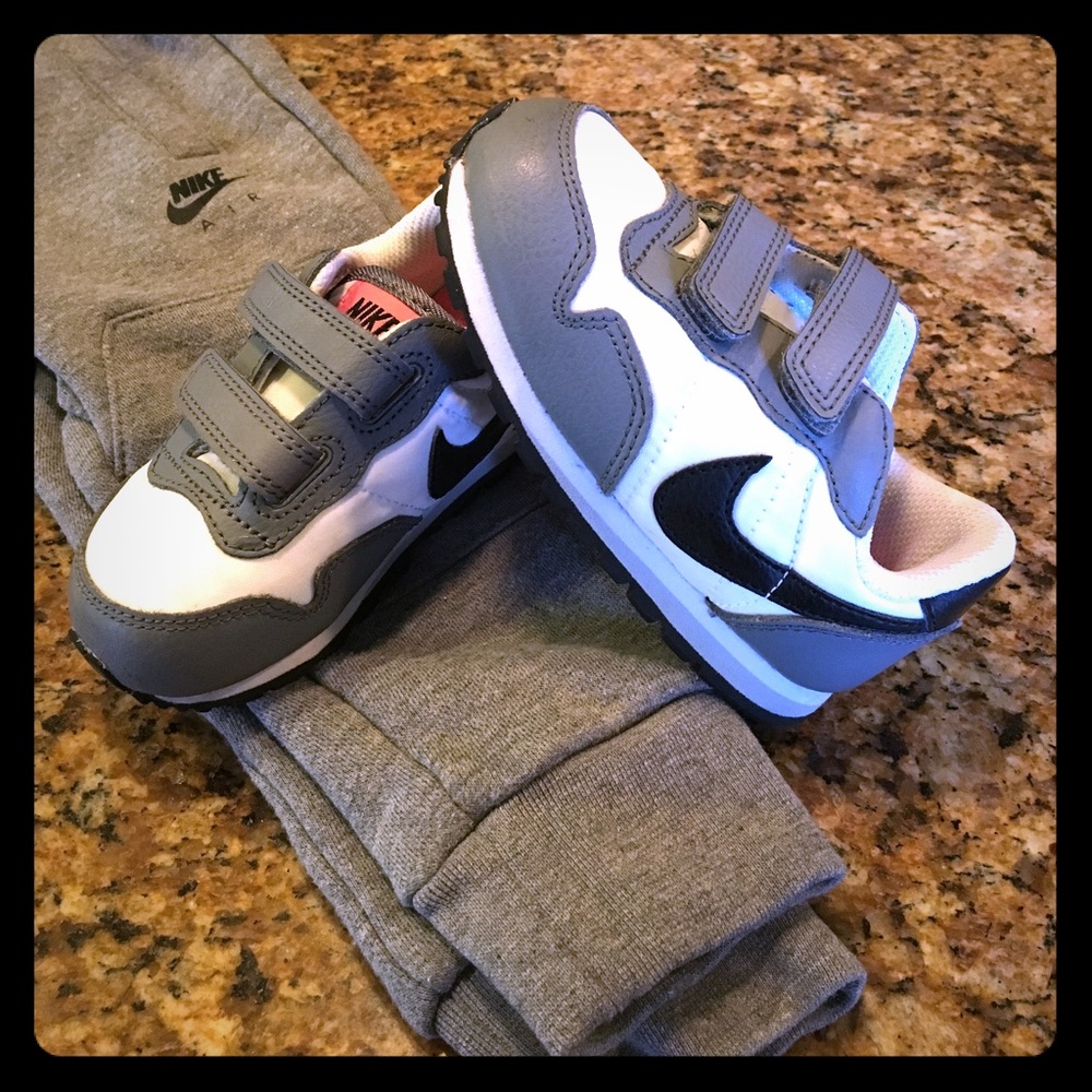 Toddler size 7 Nikes.  EUC