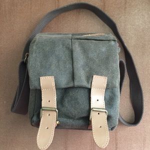 Retro-looking Camera Messenger Bag