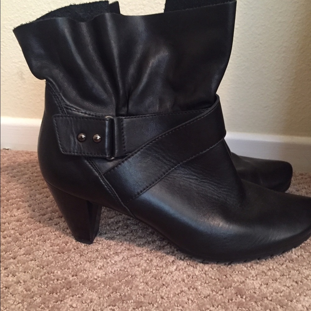 Paul Green black leather booties