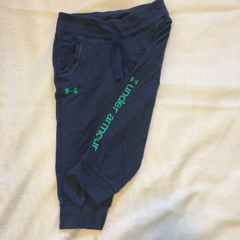 Youth medium MD Under Armour tri blend capris