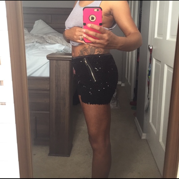 Shorts - Picture 2 of 3