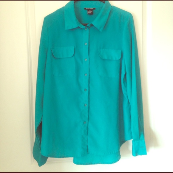 Blue Loop Tops - 💥Make me a REASONABLE offer💥Blue Loop polyester