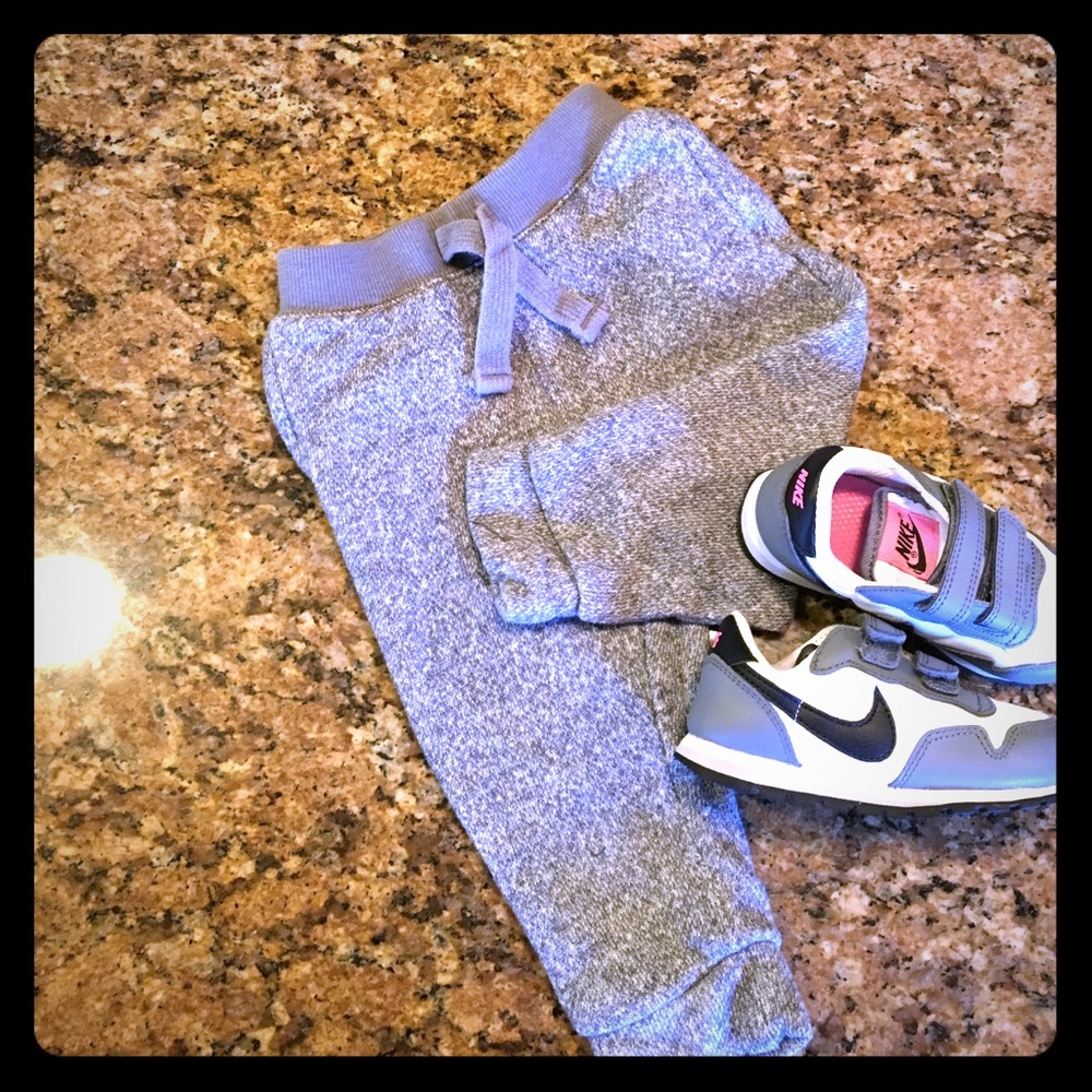 Super soft sweater sweats 12-18m.