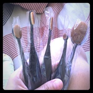 Set of oval brushes
