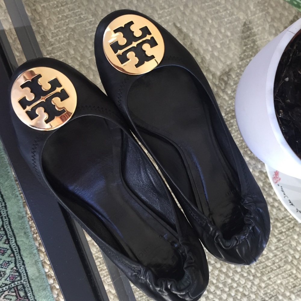 Tory burch black flats with gold symbol