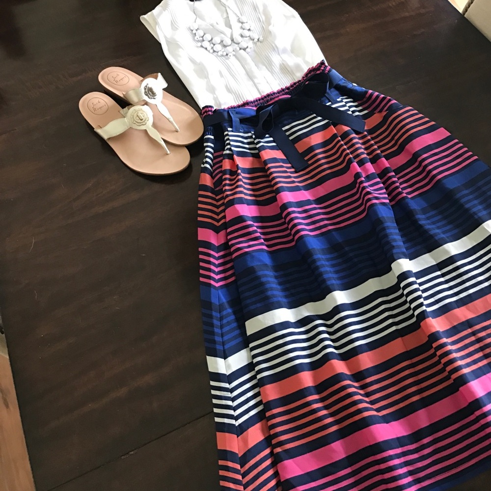 Feminine and playful midi skirt