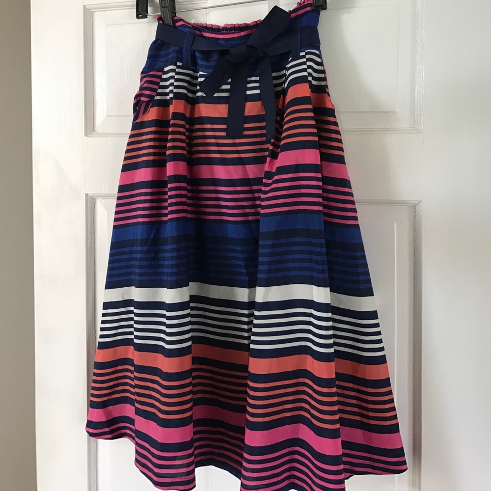 Feminine and playful midi skirt - Picture 2 of 4