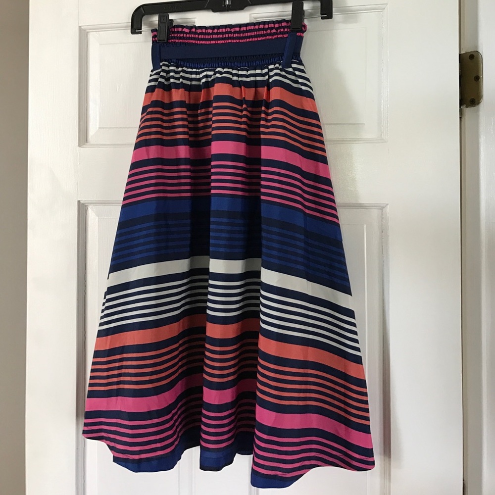 Feminine and playful midi skirt - Picture 3 of 4