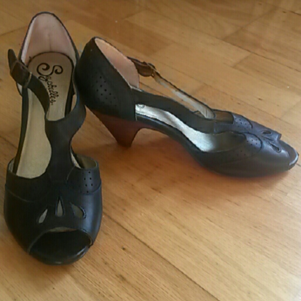 Vintage style black heeled sandals
