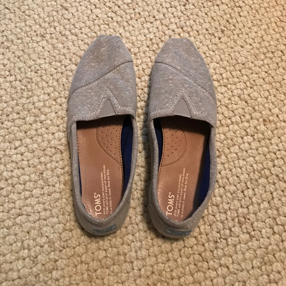 Toms grey size 9- lightly worn, comfy!