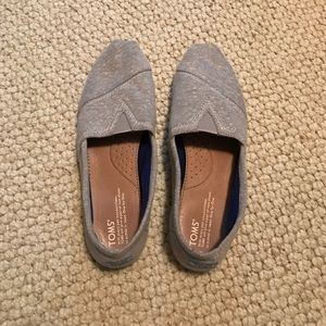 Toms grey size 9- lightly worn, comfy!