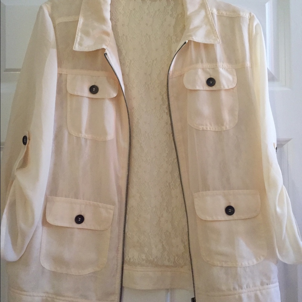 Off white light jacket with zipper