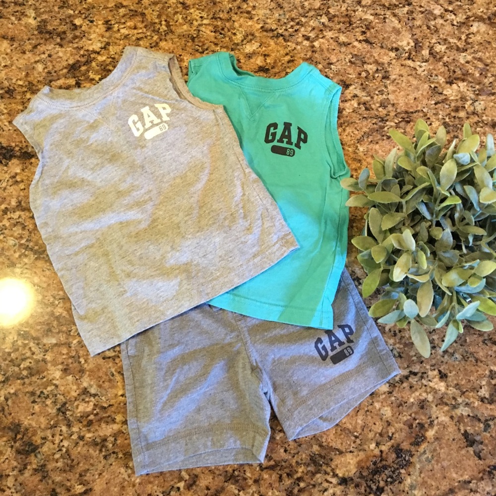 GAP bundle 6-12month tanks and shorts. EUC