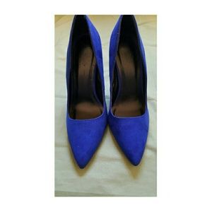 Pointed toe pump