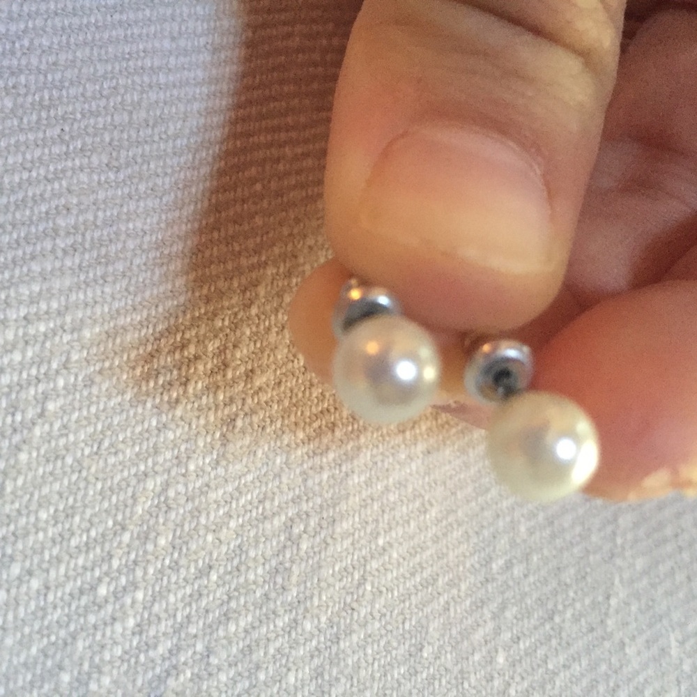 Mini Pearl studs - Picture 2 of 3