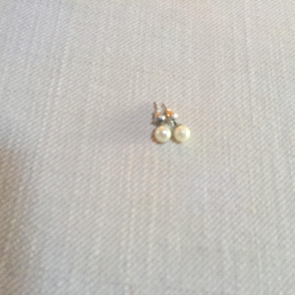 Mini Pearl studs - Picture 3 of 3