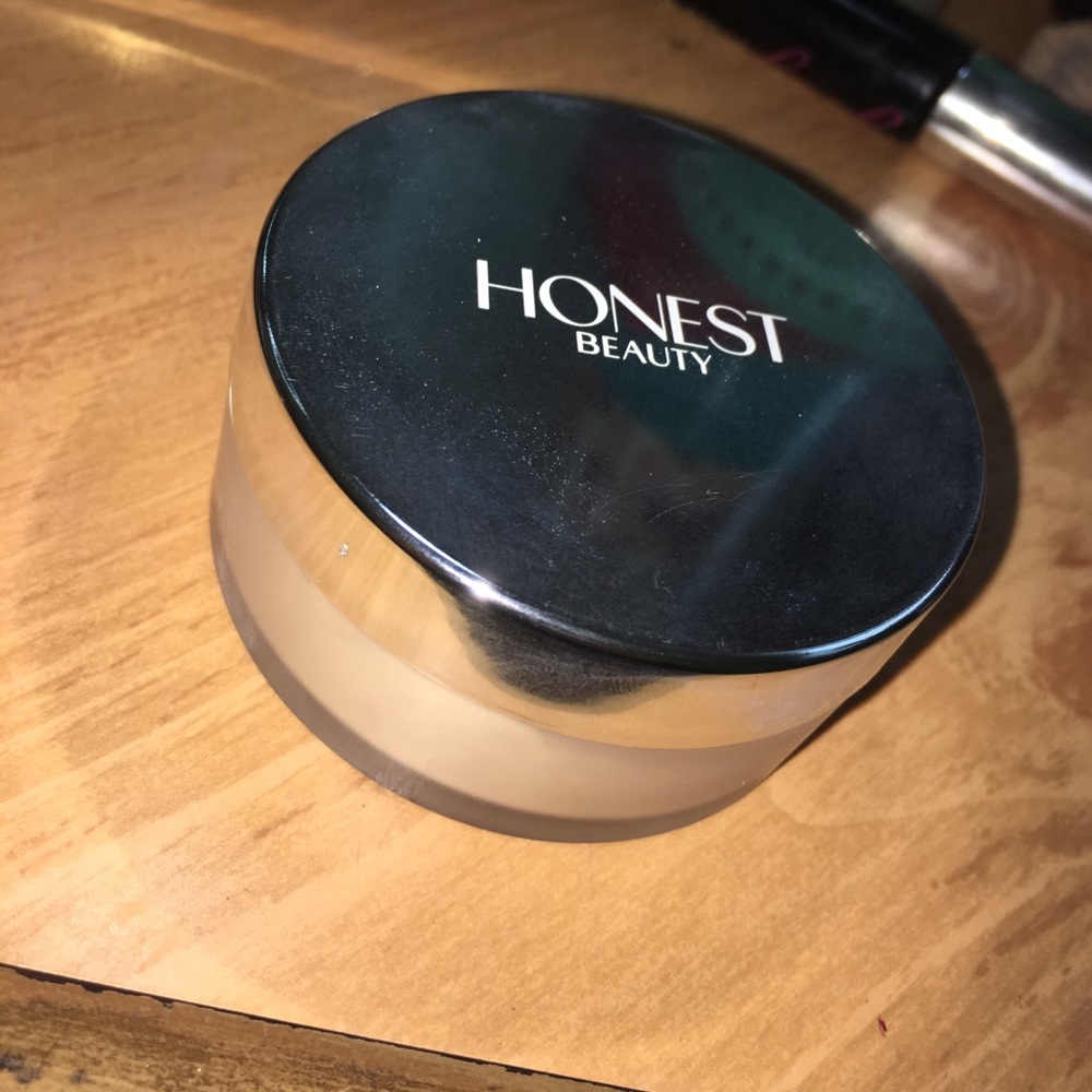Honest beauty translucent blurring powder