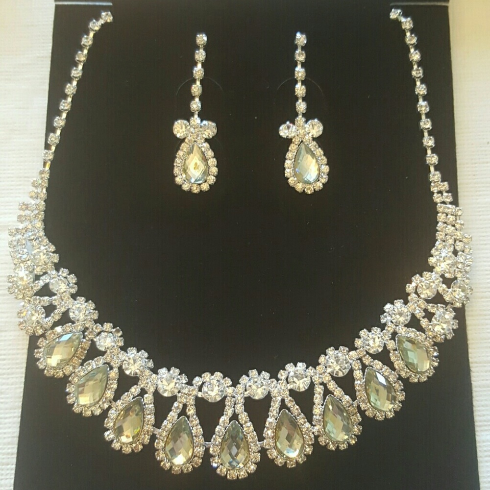 STUNNING Rhinestone Teardrop Station Necklace