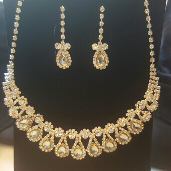 STUNNING Rhinestone Teardrop Station Necklace - Picture 2 of 3