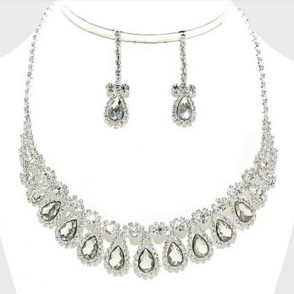 STUNNING Rhinestone Teardrop Station Necklace - Picture 3 of 3