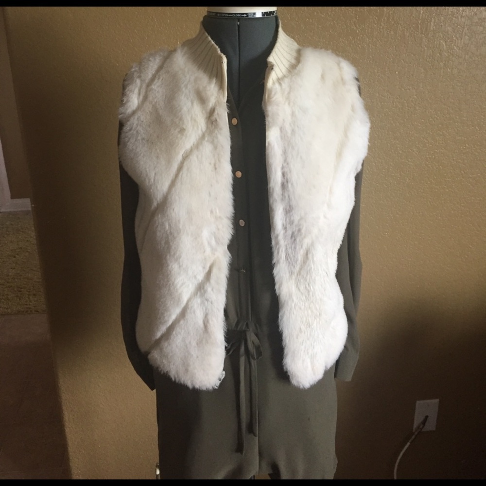 XOXO brand off white fur vest w/zipper size small