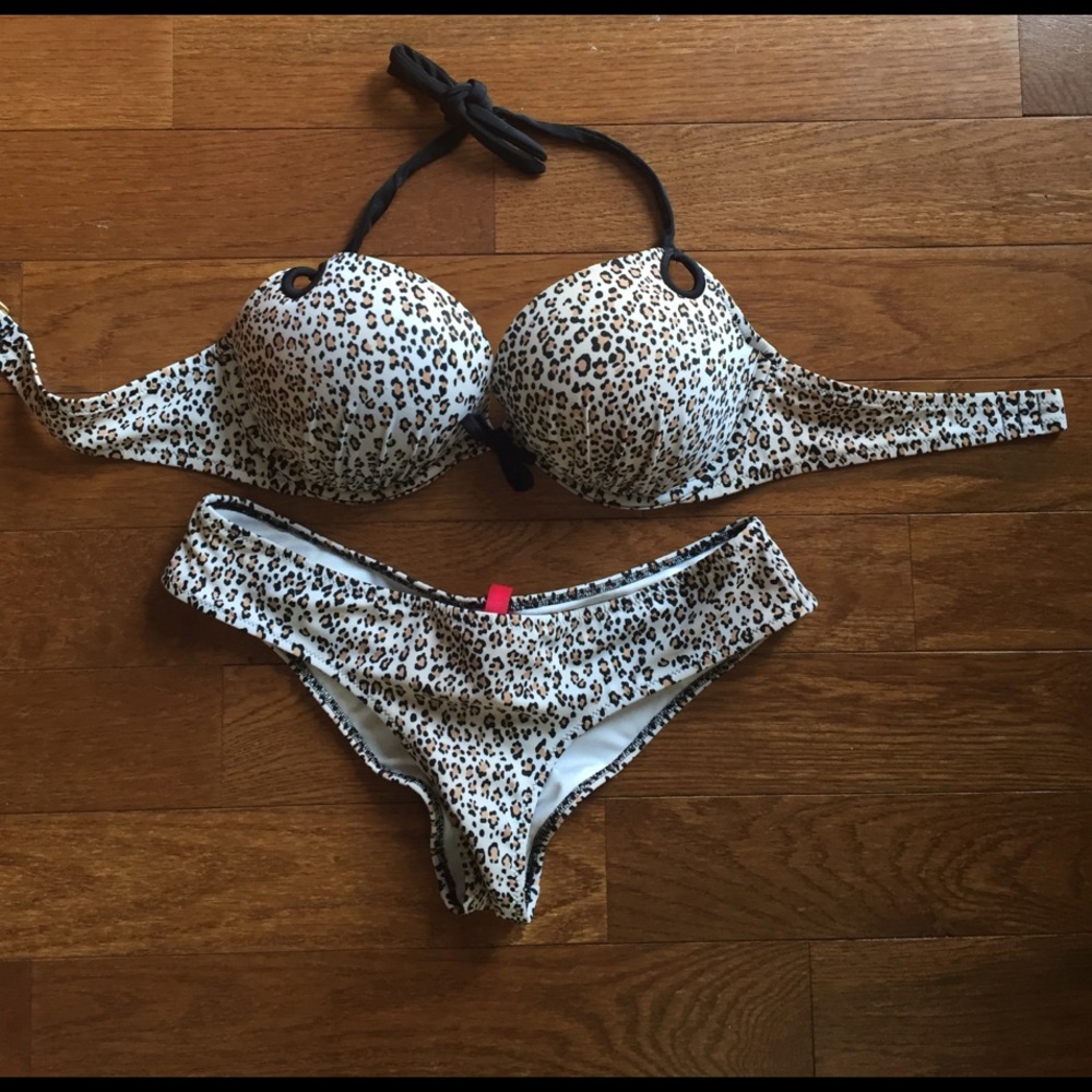 Victoria Secret 36 C top Med bottoms. Gently used