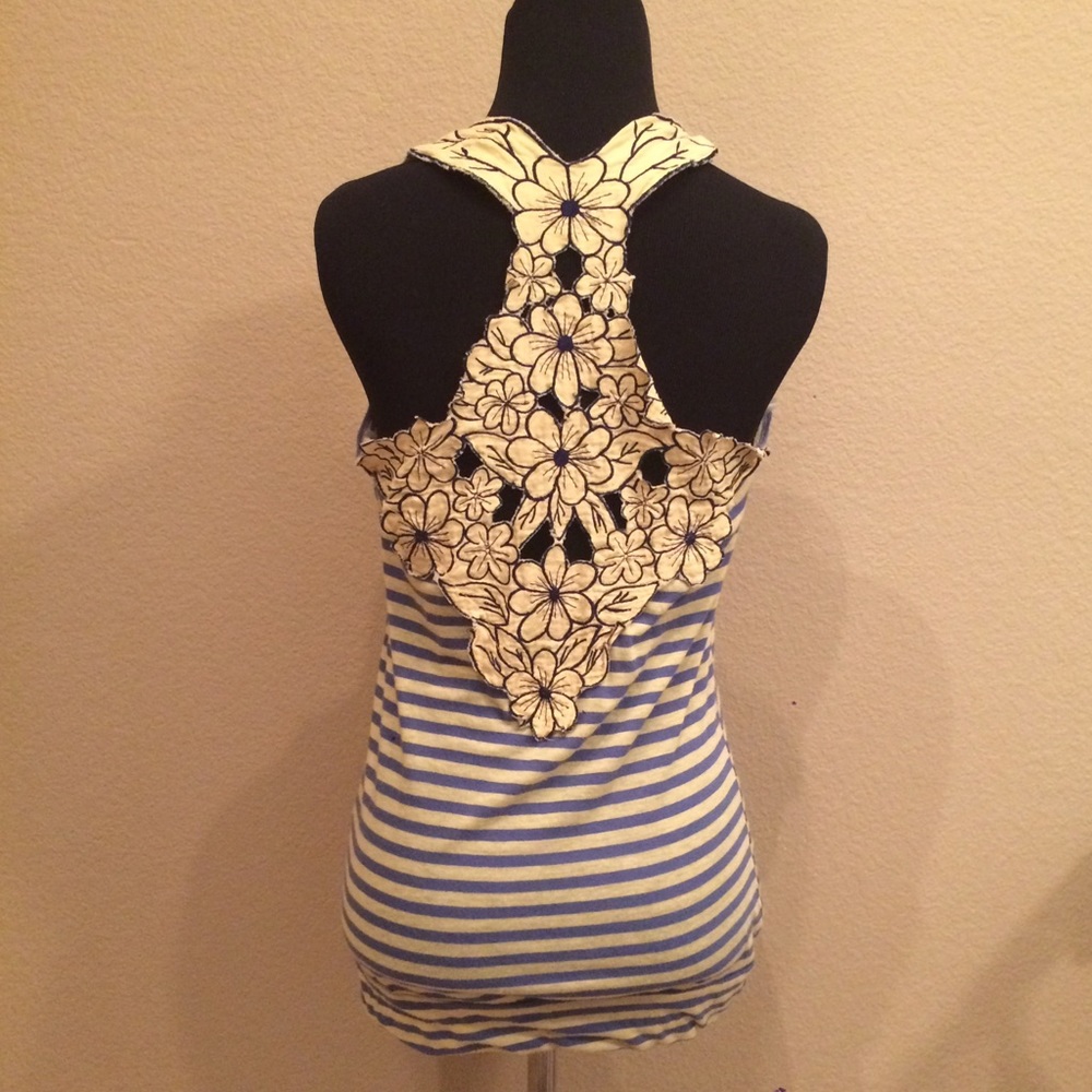 ⚡️Gorgeous detailed tank top - don't miss out!