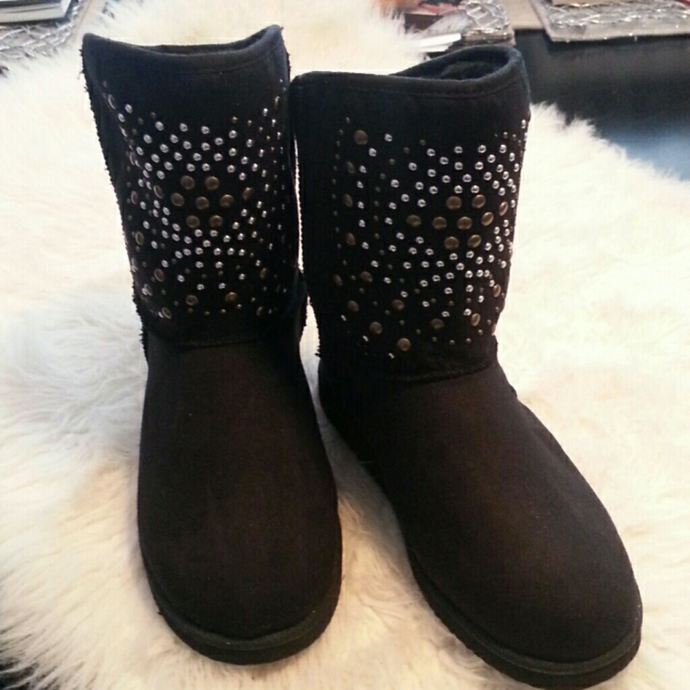 NWOT. Studded, faux fur lined suede mid boots
