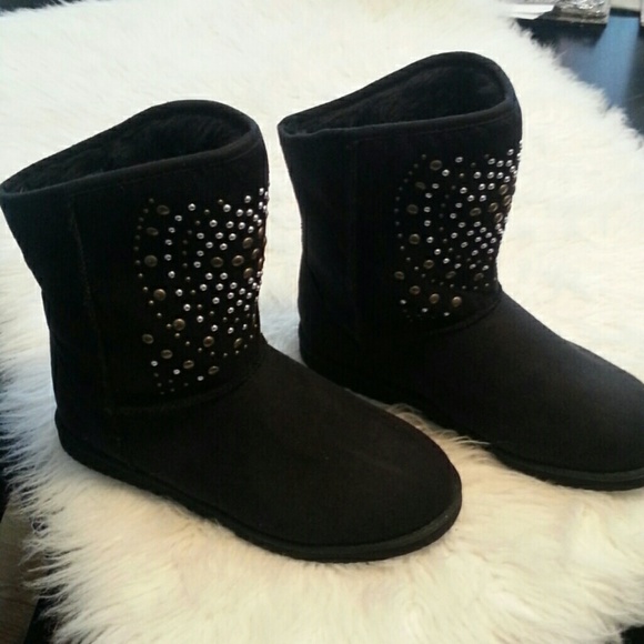 NWOT. Studded, faux fur lined suede mid boots - Picture 2 of 4