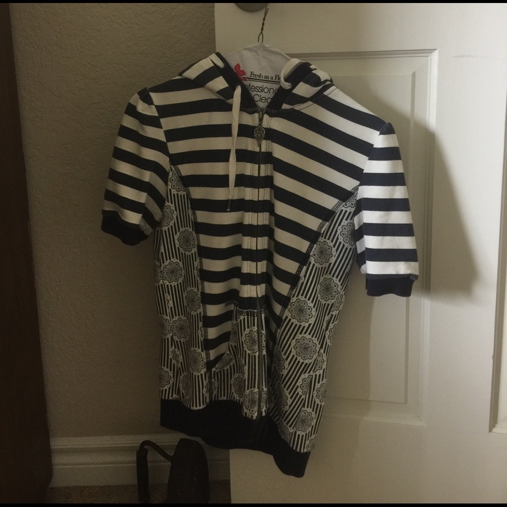 Short sleeve blue and white sweatshirt.