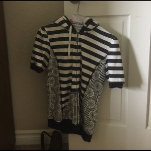 Short sleeve blue and white sweatshirt.