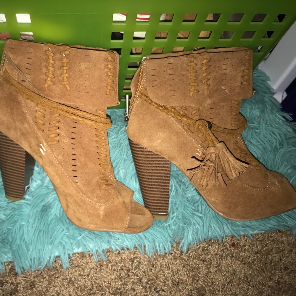These little booties are so freaking cute