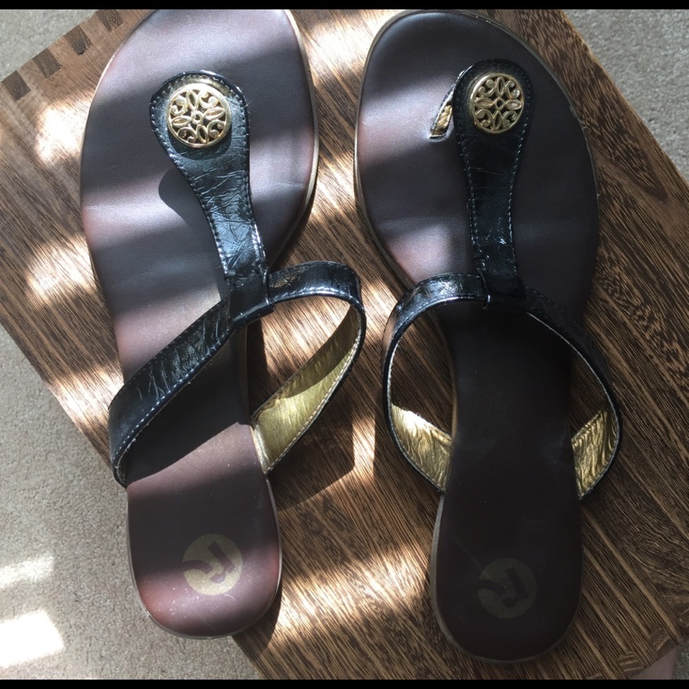 Report brand flip flops