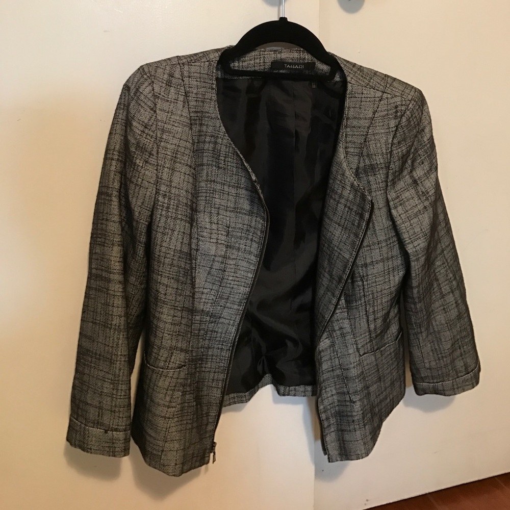 👇🏼 FINAL SALE Tahari size 8 blazer