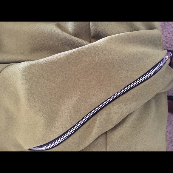 Green Romper w/ zipper details - Picture 3 of 3